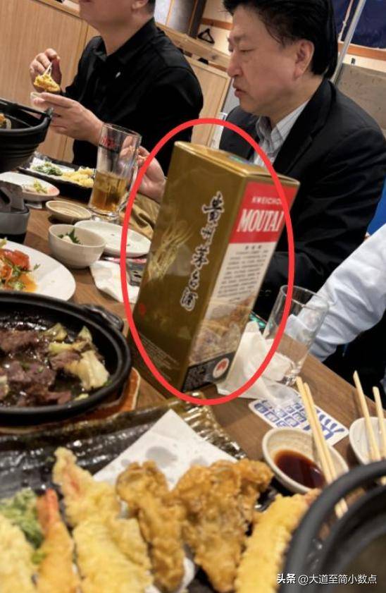 日子聚会搂抱美女举止亲密桌上茅台抢镜不朽情缘游戏手机版74岁姜昆现身小
