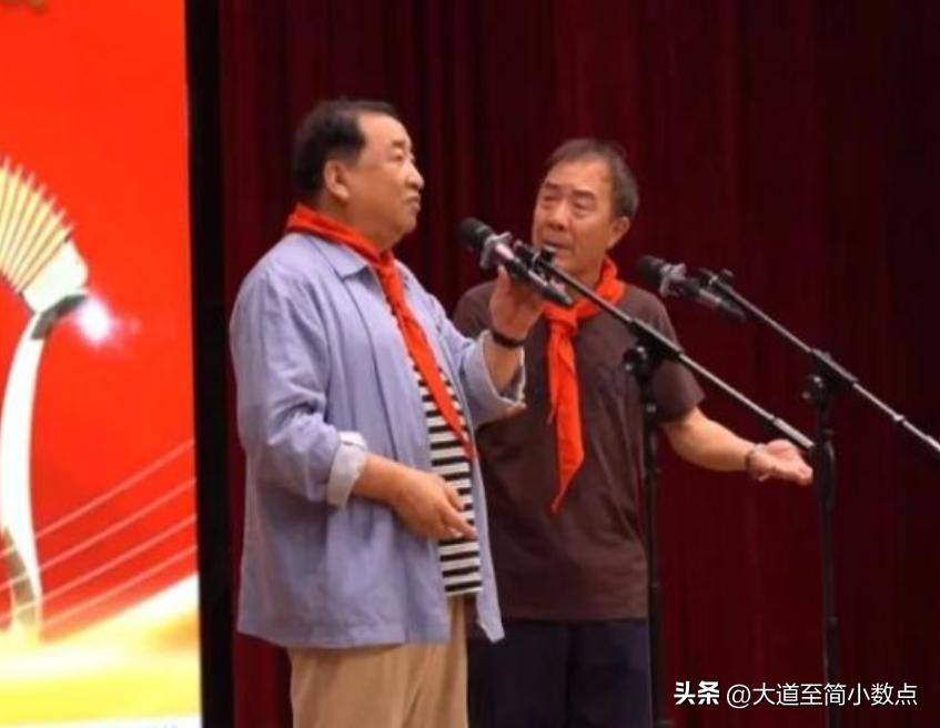 日子聚会搂抱美女举止亲密桌上茅台抢镜不朽情缘游戏手机版74岁姜昆现身小(图3)