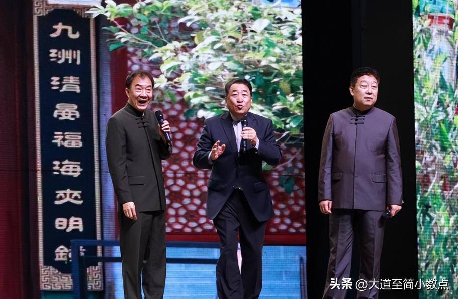 日子聚会搂抱美女举止亲密桌上茅台抢镜不朽情缘游戏手机版74岁姜昆现身小(图4)