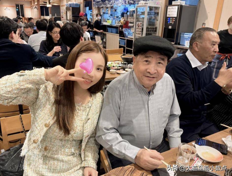 日子聚会搂抱美女举止亲密桌上茅台抢镜不朽情缘游戏手机版74岁姜昆现身小(图5)